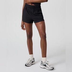 Vuori Pose Shorts in Black